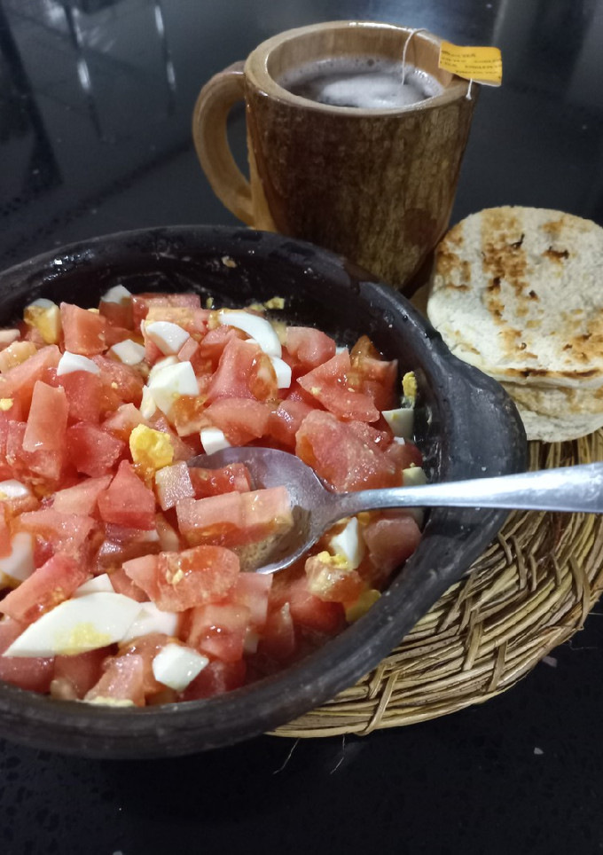 Una foto de Huevo duro y tomate