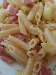 Una foto de Macarrones con jamón York, calabacines y quesitos