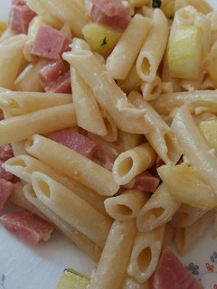 Una foto de Macarrones con jamón York, calabacines y quesitos