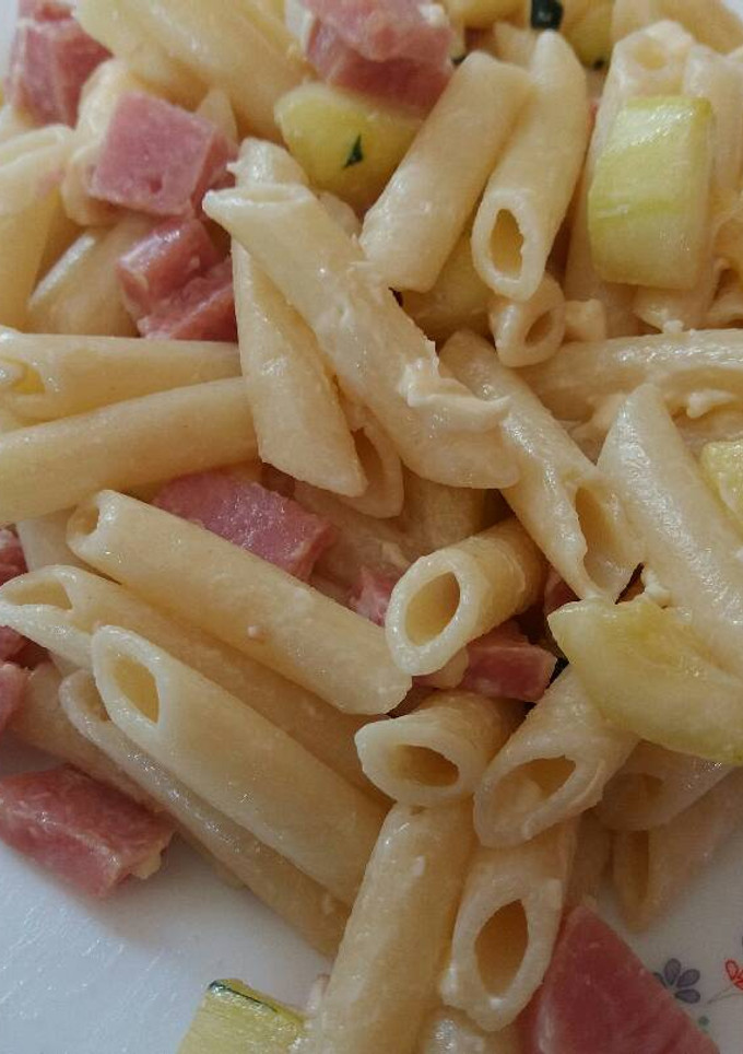 Una foto de Macarrones con jamón York, calabacines y quesitos