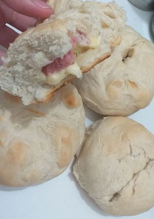 Una foto de Pancitos rellenos con queso y salchicha