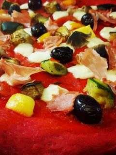 Foto di Pizza senza glutine con impasto alla barbabietola