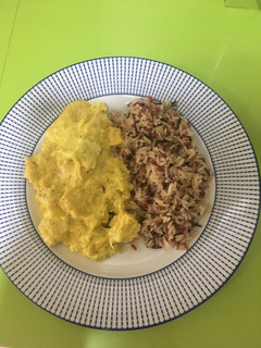 Una foto de Pollo al curry con arroz