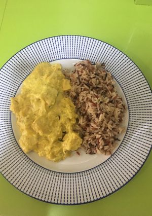 Una foto de Pollo al curry con arroz
