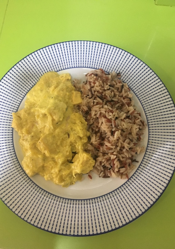 Una foto de Pollo al curry con arroz