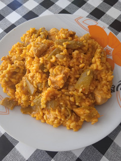 Una foto de Arroz con pollo y verduras