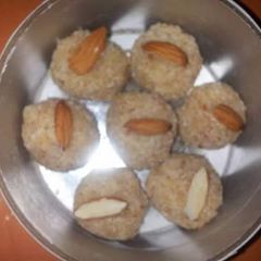 A picture of Instant rava coconut ladoo.