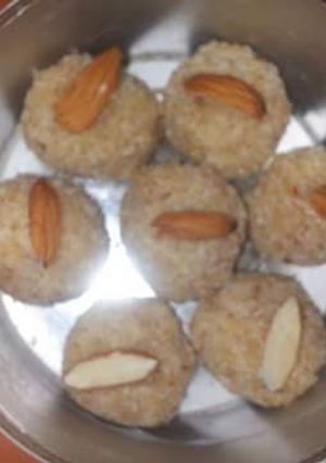 A picture of Instant rava coconut ladoo.