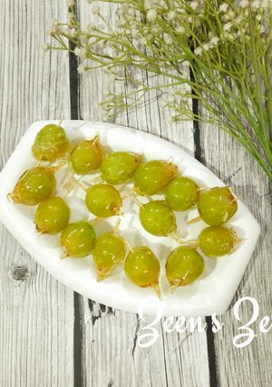 A picture of Shine Muscat Tanghulu/Chinese Candied Fruits.