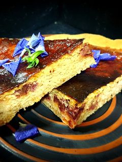 Una foto de Quiche de pollo, dátiles, cebolla caramelizada y queso crema