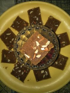 बेसन की बर्फी (besan ki barfi recipe in Hindi) रेसिपी मुख्य फोटो