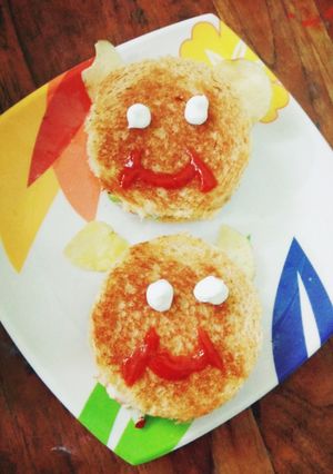 વેજ. મેયોનિઝ સેન્ડવીચ (Veg. Mayonnaise Sandwich Recipe In Gujarati) રેસીપી મુખ્ય ફોટો