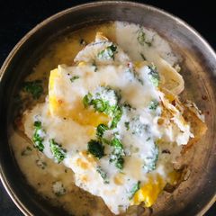 A picture of Poached eggs with curd and buttersauce. (Turkish Menemen).