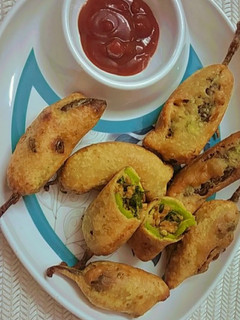 ભરેલા મરચા ના ભજીયા (Bharela Marcha Bhajiya Recipe In Gujarati) રેસીપી મુખ્ય ફોટો