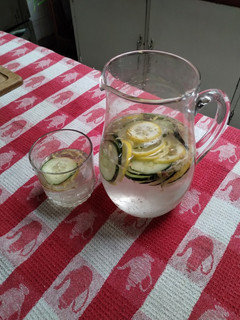 Una foto de Agua con sabor, pepino, limón y jengibre