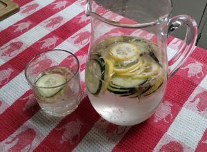 Una foto de Agua con sabor, pepino, limón y jengibre