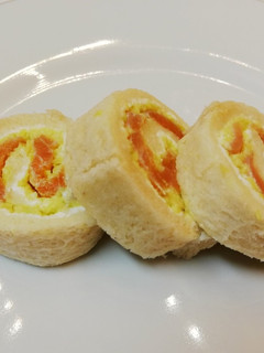 Una foto de Rollitos de salmón, aguacate y queso crema