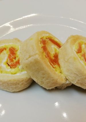 Foto principal de Rollitos de salmón, aguacate y queso crema