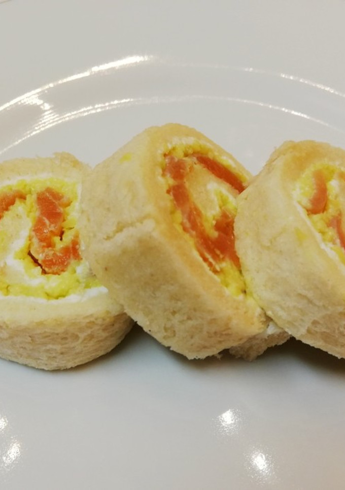 Una foto de Rollitos de salmón, aguacate y queso crema