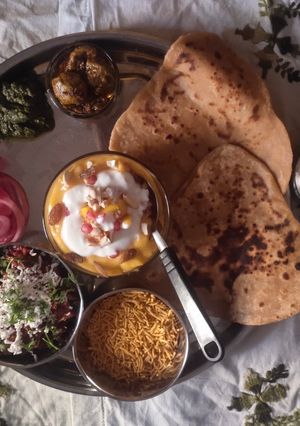 तड़का पनीर,पराठा और फ्रूट क्रीम (Tadka paneer paratha aur fruit cream recipe in hindi) रेसिपी मुख्य फोटो