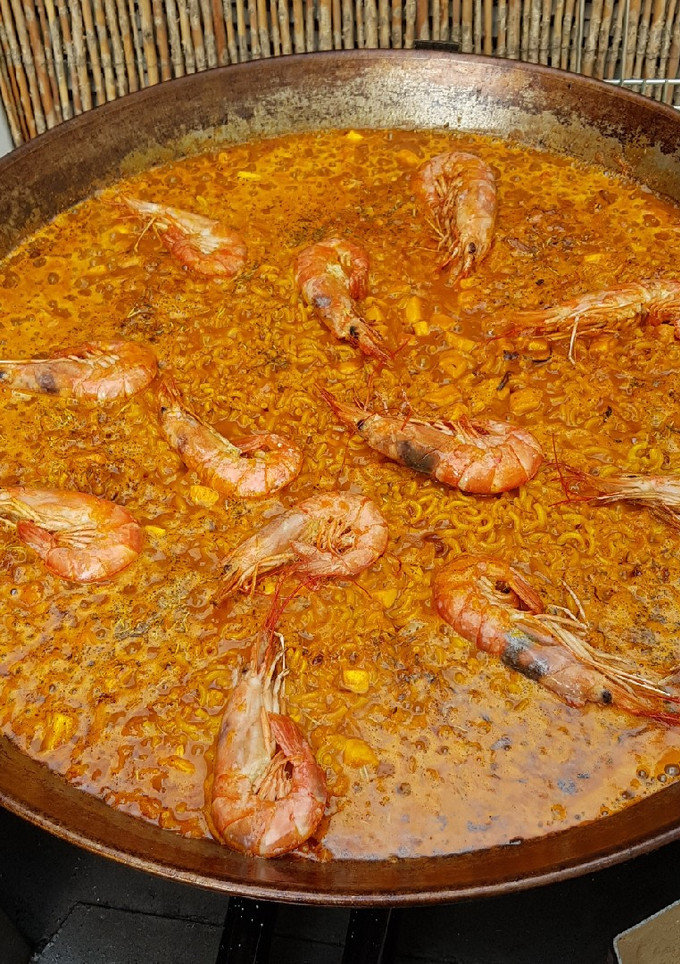 Una foto de Fideuá