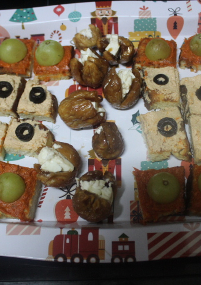 Una foto de Cuadraditos con paté y sobrasada