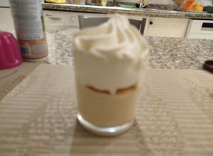 Una foto de Tarta de queso con cuajada Royal sabor crema de cacahuetes y pistacho entera o individual