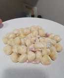 Gnocchi con salsa de queso gorgonzola, pera, bacon y nueces