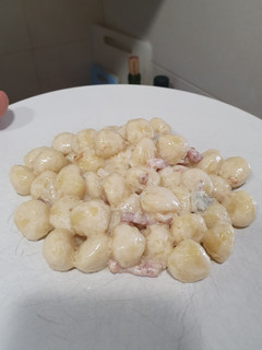 Una foto de Gnocchi con salsa de queso gorgonzola, pera, bacon y nueces