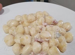 Foto principal de Gnocchi con salsa de queso gorgonzola, pera, bacon y nueces