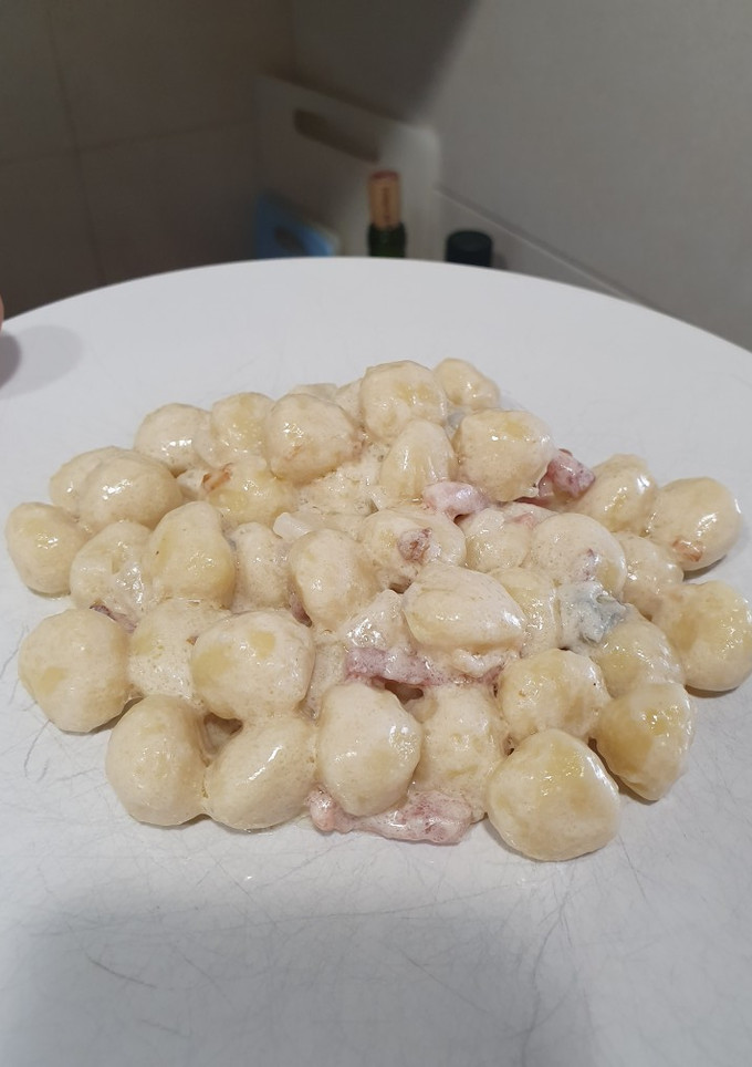 Una foto de Gnocchi con salsa de queso gorgonzola, pera, bacon y nueces