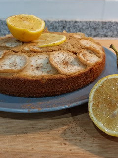 Una foto de Bizcocho de avena, limón y pera 🍋🍐