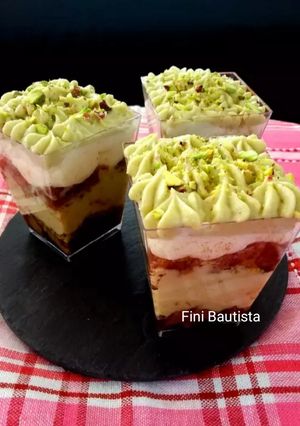Una foto de Vasitos de tiramisú de pistacho
