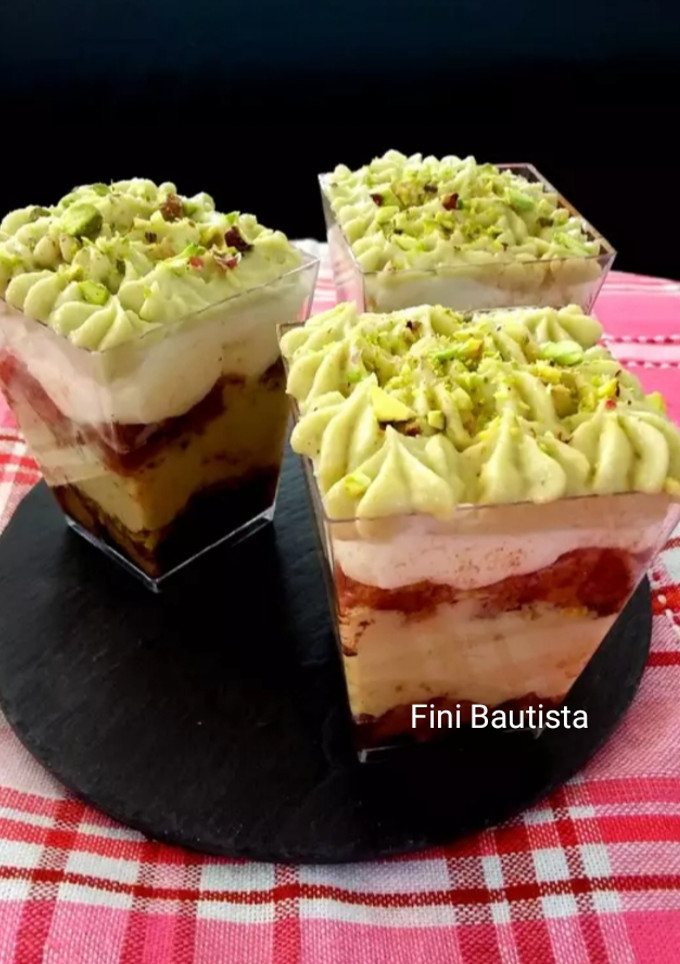 Una foto de Vasitos de tiramisú de pistacho