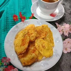A picture of Aloo ke pakoray with green tea.