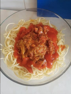 Una foto de Espaguetis con setas, jamón y salsa de tomate. Thermomix