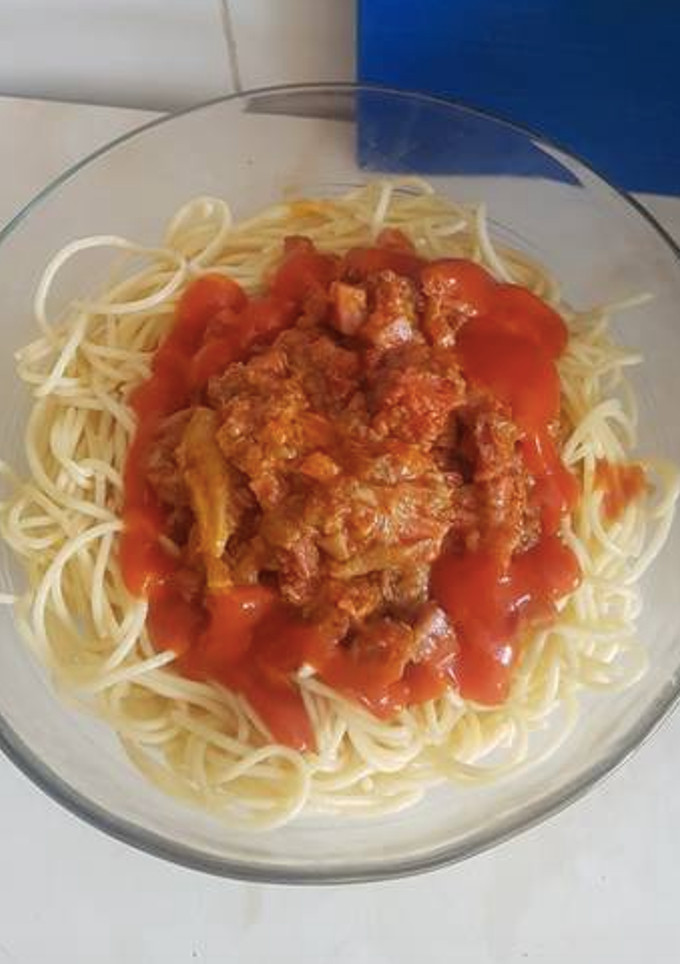 Una foto de Espaguetis con setas, jamón y salsa de tomate. Thermomix