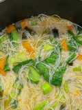 Caldo de Legumes e Noodles