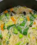 Caldo de Legumes e Noodles