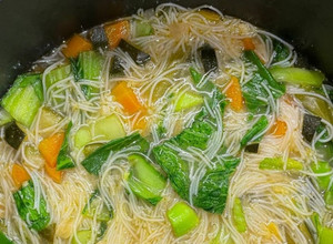 Foto de Caldo de Legumes e Noodles