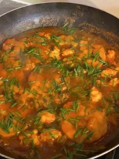 Una foto de Merluza en salsita con gambas 🐟🦐