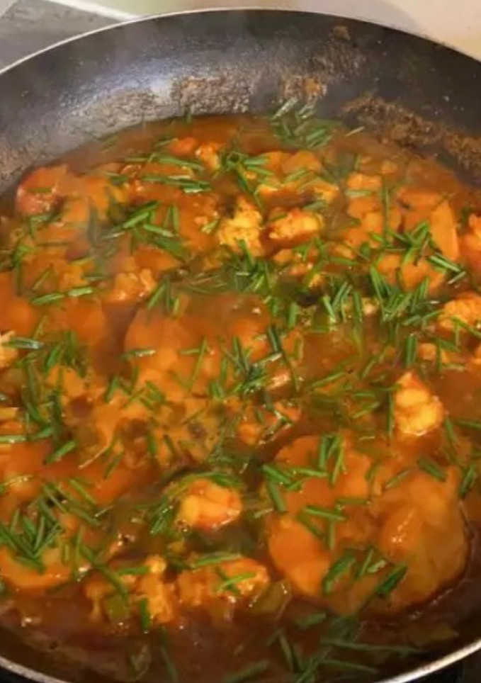Una foto de Merluza en salsita con gambas 🐟🦐