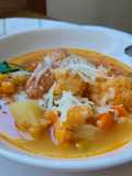 Sopa de coliflor y espárragos con albóndigas de pollo