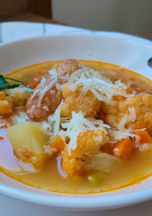 Una foto de Sopa de coliflor y espárragos con albóndigas de pollo