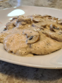 Una foto de Pechugas de pollo en salsa de champiñones cremosa