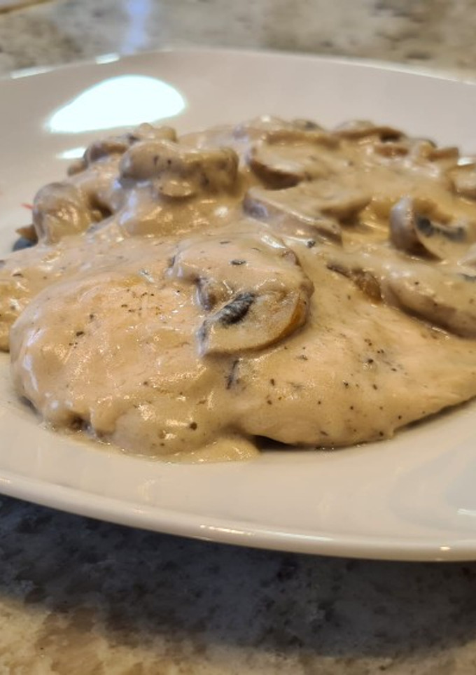 Una foto de Pechugas de pollo en salsa de champiñones cremosa