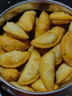 सूजी मावा गुजिया(suji mawa gujiya recipe in hindi) रेसिपी मुख्य फोटो