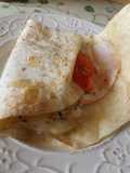 Tortillas de trigo rellenas de jamón y quesos al orégano