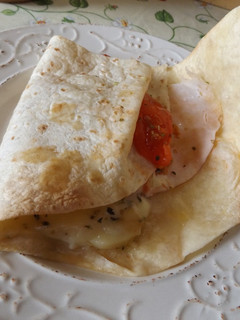 Una foto de Tortillas de trigo rellenas de jamón y quesos al orégano