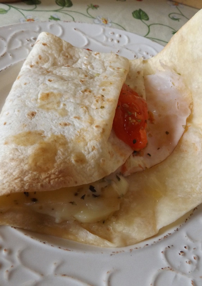 Una foto de Tortillas de trigo rellenas de jamón y quesos al orégano